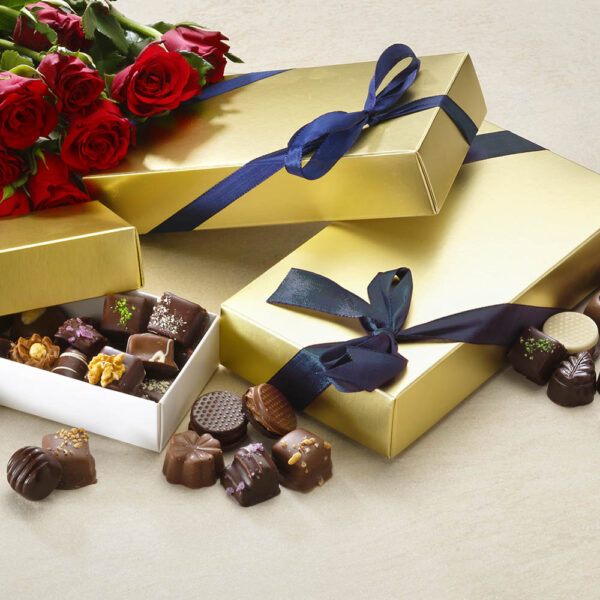 guld gaveæske med fyldte chokolader